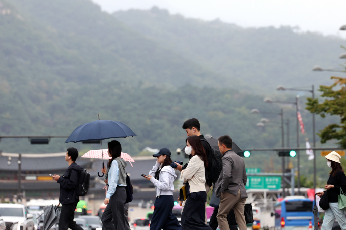 오는 31일 전국이 대체로 흐리며 수도권과 지방 도시 곳곳에 빗방울이 내릴 예정이다. 사진은 지난 14일 서울 종로구 세종대로 사거리에서 우산을 든 시민들이 이동하는 모습. /사진=뉴시스