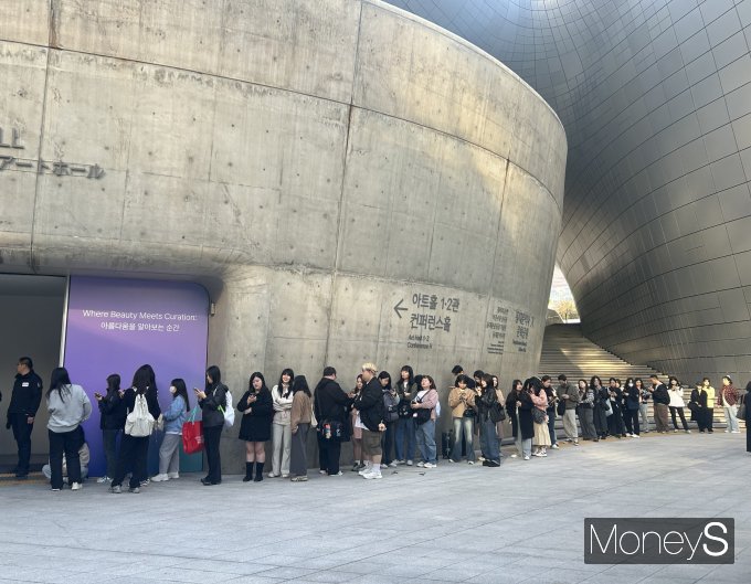 '컬리뷰티페스타 2025'를 기다리는 이들이 줄을 서고 있다. /사진=고현솔 기자 