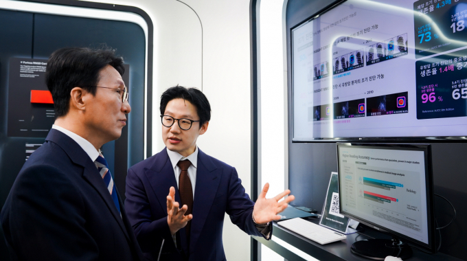 루닛이 2025 APEC(아시아태평양경제협의체) 공식 전시관에 참여해 의료 AI(인공지능) 기술을 선보인다. 사진은 김민석 국무총리(왼쪽)에게 AI 암 진단 솔루션 루닛 인사이트를 시연하는 서범석 루닛 대표(오른쪽). /사진=루닛