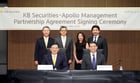 지난 28일 서울 여의도 KB증권 본사에서 (앞줄 왼쪽부터) KB증권 김성현 대표이사와 매튜 미켈리니 아폴로 아시아태평양 대표 및 (뒷줄 왼쪽부터) 양현종 IB2그룹장, 강진두 경영기획그룹장, 메이링 림 아폴로 캐피탈 솔루션 아시아태평양 대표, 이재현 아폴로 한국 대표가 업무협약식을 진행하며 기념 촬영을 하고 있다./사진=KB증권  
