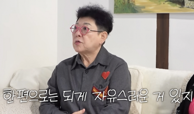 가수 양희은이 지난 29일 유튜브 채널 '순풍 선우용여'에 출연해 과거 암 수술을 받은 사실을 털어 놓았다. 해당 장면은 양희은이 자녀 없는 삶에 대해 고백하는 모습. /사진=유튜브 채널 '순풍 선우용여' 캡처