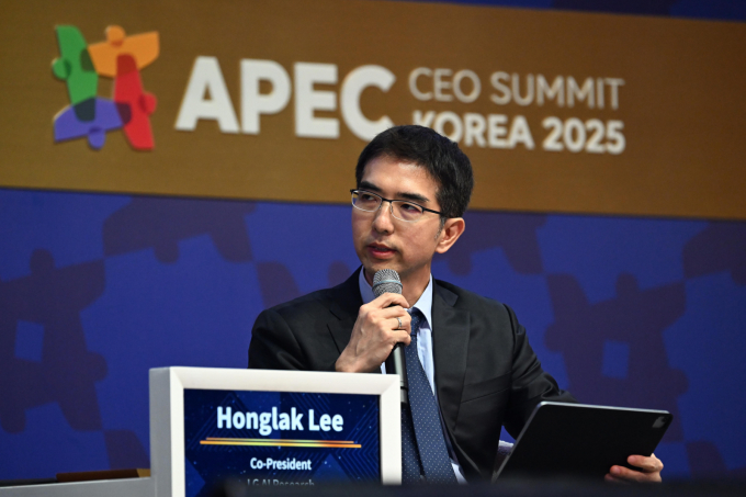 이홍락 LG AI연구원장이 30일 경북 경주시 경주예술의전당에서 열린 아시아태평양경제협력체(APEC) 정상회의 최고 경영자(CEO) 서밋(Summit)에서 '지속 가능한 혁신을 위한 차세대 AI로드맵'을 주제로 한 패널토론에 참석해 발언하고 있다. / 사진=공동취재