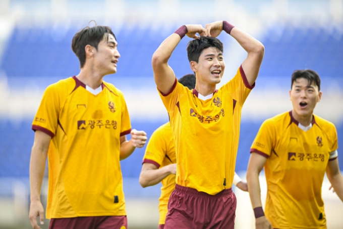 지난 25일 K리그1 34라운드 안양전 광주FC 박인혁 선수가 득점 세리머니를 펼치고 있다./사진=광주FC