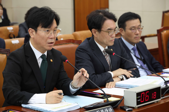 김영훈 고용노동부 장관이 30일 오전 서울 여의도 국회 기후에너지환경노동위원회에서 열린 고용노동부 등 종합감사에서 의원 질의에 답변하고 있다. / 뉴시스 조성봉 기자 /사진=조성봉