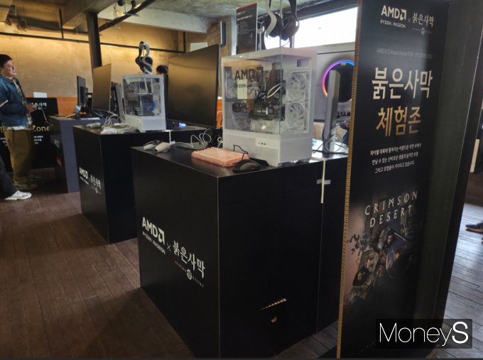 '붉은사막 X AMD 팝업스토어 2025'는 1층과 2층으로 나뉜 공간에서 다양한 현장 이벤트와 게임 시연을 즐길 수 있다. /사진=김미현 기자