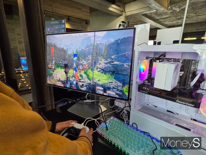 '붉은사막 X AMD 팝업스토어 2025' 2층에서는 AMD 라이젠·라데온 기반 고성능 PC와 레노버 게이밍 노트북으로 붉은사막 데모를 직접 체험할 수 있다. 사진은 게임 시연을 즐기는 방문객의 모습. /사진=김미현 기자