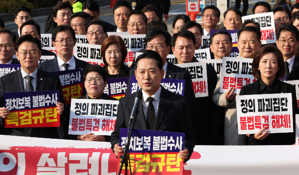 내란 특검팀(특별검사 조은석)의 추경호 전 국민의힘 원내대표 소환에 반발한 국민의힘 의원들이 상복을 입은 채 규탄 발언을 내놨다. 사진은 장동혁 국민의힘 대표가 30일 오전 내란특검이 위치한 서울고등법원 앞에서 열린 긴급 현장 의원총회에서 발언을 하는 모습. /사진=뉴스1