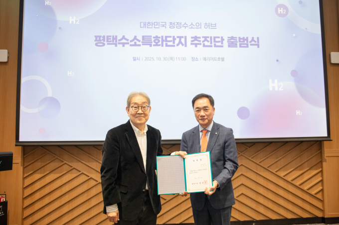 30일 평택수소특화단지 추진단장으로 임명된 평택대학교 이계안 이사장, 정장선 평택시장. (왼쪽부터) /사진제공=평택시