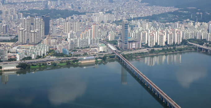  서울 성동구 성수전략정비구역이 시공사 선정 과정에 난항을 겪고 있다. 사진은 서울 송파구 롯데월드타워에서 바라본 한강변 아파트 단지./사진=뉴스1
