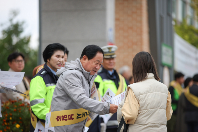 주광덕 남양주시장이 시민과 함께 다산가람초서 아동 안전 확보를 위한 캠페인을 실시하고 있다. /사진제공=남양주시