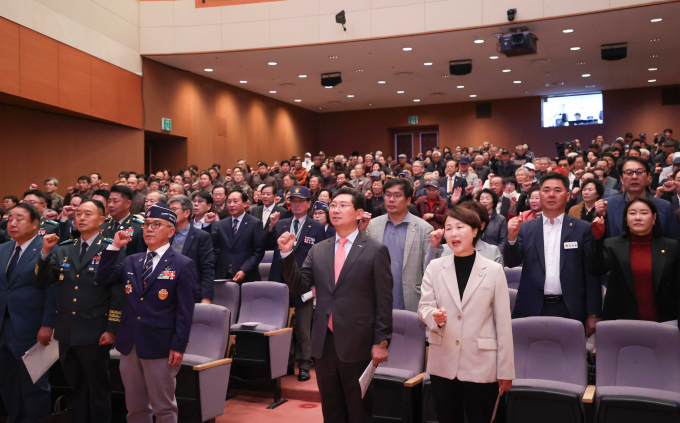 이상일 용인특례시장이 30일 시청 에이스홀에서 열린 '제73주년 재향군인의 날' 기념식에 참석해 구호를 외치고 있다. /사진제공=용인특례시