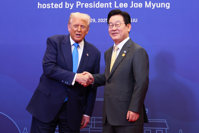 한국바이오협회가 30일 입장문을 통해 한미 관세 협상 타결에 대한 의견을 밝혔다. 사진은 전날 경북 경주에서 도널드 트럼프 대통령(왼쪽)을 영접하는 이재명 대통령. /사진=뉴시스(대통령실통신사진기자단)