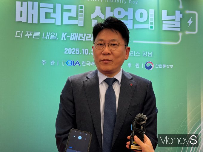 김동명 LG에너지솔루션 대표이사 사장이 '제5회 배터리 산업의 날' 행사 전 기자들의 질문에 답하고 있다. /사진=정연 기자