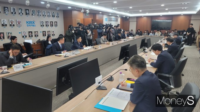 정은보 한국거래소 이사장이 30일 서울 여의도 사옥으로 증권사 리서치센터장을 초청해 '코스피 5000 시대 도약을 위한 시장전문가 간담회'를 개최했다. 사진은 간담회에 참석한 주요 관계자들 모습. /사진=김창성 기자