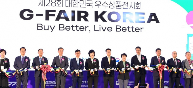 30일 열린 '지페어 코리아 2025' 개막식에서 김대순 경기도 행정2부지사 등 주요 참석자들이 축하 오색 띠를 자르고 있다. /사진제공=경기도