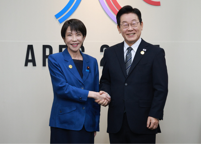 이재명 대통령과 다카이치 사나에 일본 총리가 30일 정상회담을 약 41분 동안 진행했다. 사진은 이 대통령(오른쪽)과 다카이치 총리가 30일 경북 경주 APEC 정상회의장에서 한·일 정상회담 기념촬영을 한 모습. /사진=뉴스1
