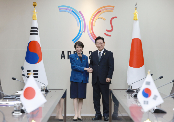 이재명 대통령과 다카이치 사나에 일본 총리가 첫 한·일 정상회담을 가졌다. 사진은 이 대통령(오른쪽)과 다카이치 총리가 30일 경북 경주 APEC 정상회의장에서 한·일 정상회담 기념촬영을 한 모습. /사진=뉴시스