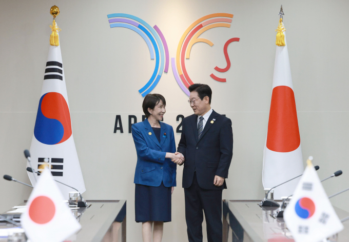 이재명 대통령과 다카이치 사나에 일본 총리의 첫 한·일 정상회담이 화기애애한 분위기에서 마무리됐다. 사진은 이 대통령(오른쪽)과 다카이치 총리가 30일 경북 경주 APEC 정상회의장에서 만나 악수한 모습. /사진=뉴시스