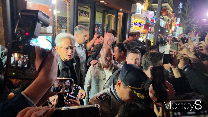 서울 강남구 삼성동 인근 프랜차이즈 치킨집 앞에서 인파들과 인사하는 젠슨 황 엔비디아 CEO와 정의선 현대차그룹 회장./사진=김대영 기자