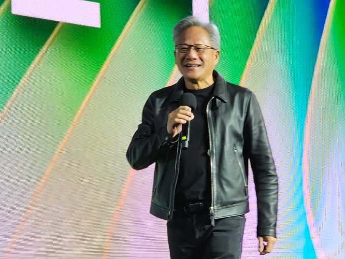 젠슨 황 엔비디아 최고경영자(CEO)가 30일 '지포스 게이머 페스티벌(GeForce Gamer Festival·GGF)' 무대 행사에 깜짝 등장하고 있다. /사진=양진원 기자 