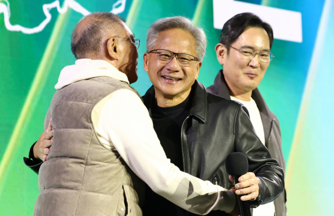 젠슨 황 엔비디아 최고경영자(CEO)와 이재용 삼성전자 회장, 정의선 현대차그룹 회장이 30일 서울 강남구 코엑스에서 열린 엔비디아 지포스 게이머 페스티벌에서 인사를 나누고 있다. /사진=뉴시스