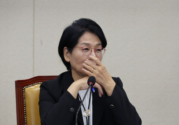 국회 과학기술방송통신위원장을 맡은 최민희 더불어민주당 의원이 자신의 딸 결혼식 관련 논란을 적극 해명했다. 사진은 지난 30일 서울 여의도 국회에서 열린 국정감사에 참여한 최 의원의 모습. /사진=뉴시스