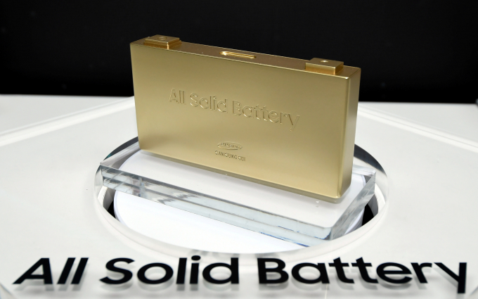 삼성SDI가 독일의 프리미엄 완성차 브랜드 BMW, 미국 배터리 소재 전문기업 솔리드파워(Solid Power)와 함께 전고체 배터리의 차량 탑재를 위한 기술 검증 프로젝트를 공동 추진한다. 사진은 지난 3월 개최된 '인터배터리' 전시회에서 공개된 삼성SDI의 전고체 배터리 목업(모형). /사진=삼성SDI 제공