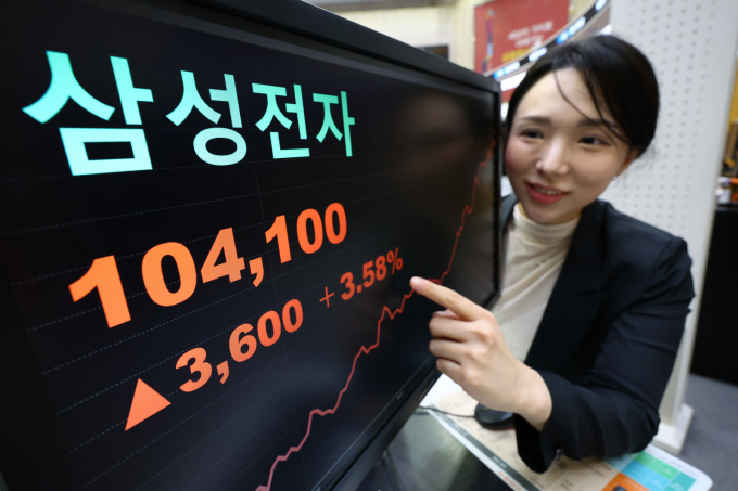 KB증권이 삼성전자의 올해 영업이익을 16조원으로 전망했다. 사진은 지난 30일 서울 여의도 한국거래소 전광판에 안내된 삼성전자 주가. /사진=뉴시스 