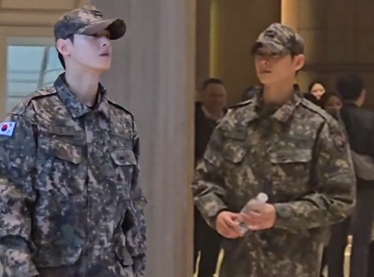군 복무 중인 가수 겸 배우 차은우가 군복을 입고 경주에서 포착됐다. /사진=온라인커뮤니티
