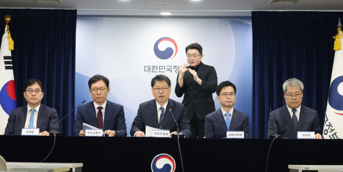 정부가 부동산 불법행위 대응을 위해 범부처 조직 '부동산 감독 추진단'을 다음달 초 가동한다. 사진은 30일 오전 서울 종로구 정부서울청사에서 진행된 부동산 불법행위 대응 관계 부처 합동브리핑 모습. 왼쪽부터 오상훈 국세청 자산과세국장, 김규철 국토교통부 주택토지실장, 김용수 국무2차장, 신진창 금융위원회 사무처장, 홍석기 경찰청 수사국장. /사진=뉴시스
