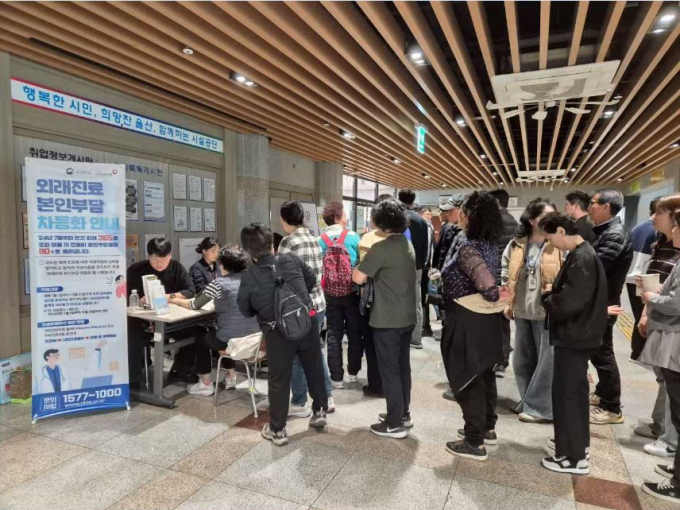 울산시설공단 근로자들이 건강강좌 접수를 하고 있다./사진=건보공단