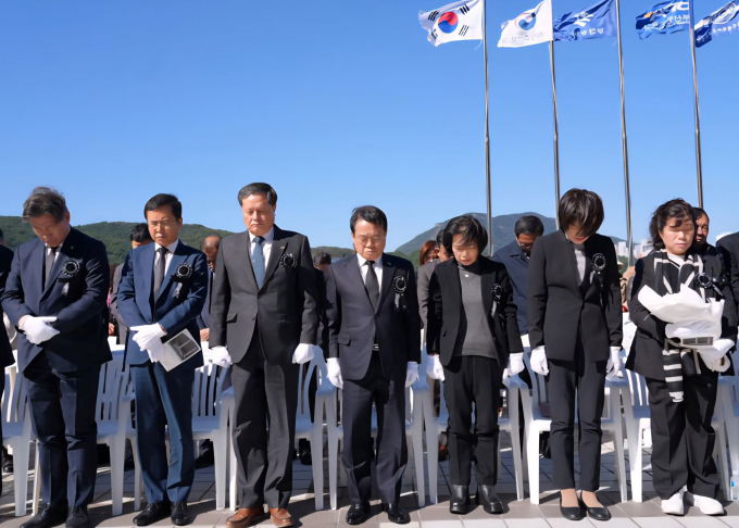 안병길 해양진흥공사 사장(가운데)이 합동위령제에 참석해 관계자들과 함께 추모하고 있다./사진=해양진흥공사
