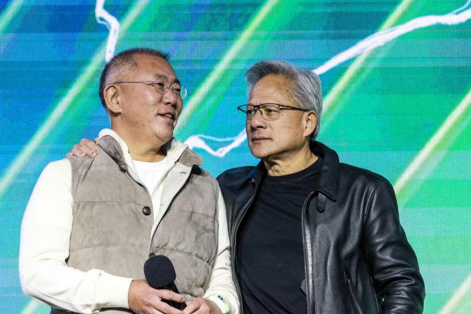 젠슨 황 엔비디아 최고경영자(CEO·오른쪽)와 정의선 현대차그룹 회장이 지난 30일 서울 강남구 코엑스에서 열린 엔비디아 지포스 게이머 페스티벌에 참석하고 있다./사진=공동취재