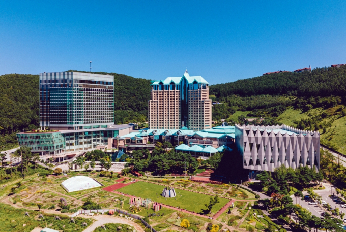 강원랜드가 올해 3분기 매출 3932억원, 영업이익 946억원을 낼 것으로 전망된다. 전년 동기 대비 각각 4.7%, 1.7% 증가한 수치지만 외국인 전용 카지노의 높은 성장률과 비교하면 아쉬운 수준이다. 업계에서는 정부의 다중 규제 개선이 시급하다는 목소리가 나온다. /사진=강원랜드