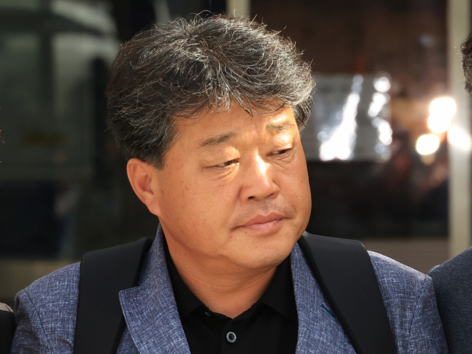정치자금법 위반 혐의를 받는 박창욱 경북도의원이 지난 9월15일 오후 서울 서초구 서울중앙지방법원에서 열린 구속 전 피의자 심문(영장실질심사)을 마친 뒤 법원을 나서고 있다./사진제공=뉴시스