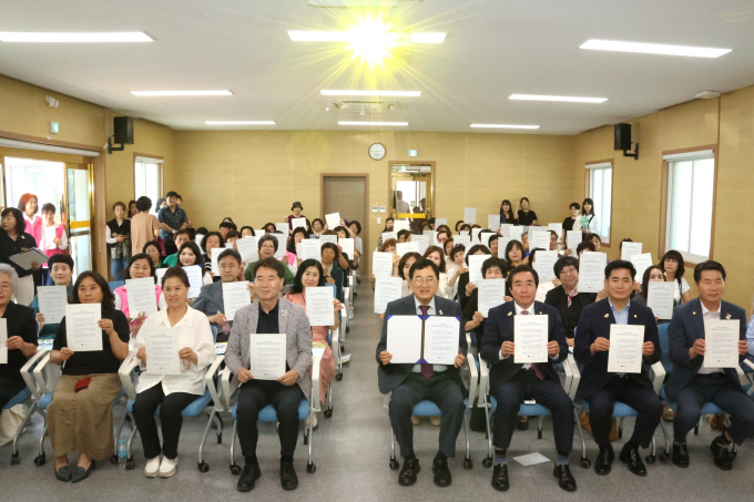 주낙영 경주시장(앞줄 오른쪽 네 번째)이 ‘저출생 부담타파 4대 문화운동’ 캠페인에 동참해 서명한 뒤 기념촬영을 하고 있다. /사진=경주시 제공