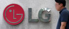 지난 7월 한 시민이  LG전자 본사가 소재한 서울 여의도 LG트윈타워 앞을 지나고 있는 모습. /사진=뉴시스