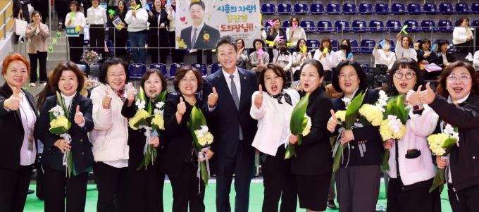 김진경 경기도의회 의장(가운데)이 지난 30일 용인 '2025년 경기보육인대회' 개회식에 참석 보육인들과 파이팅을 외치고 있다. /사진제공=경기도
