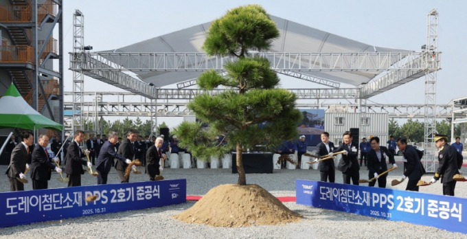 31일 새만금산단 2공구 내에서 열린 도레이첨단소재 PPS-2호기 준공식에 김관영 도지사를 비롯해 신영대 국회의원·김의겸 새만금개발청장·닛카쿠 아키히로 일본 도레이그룹 회장·큐노 모토히사 도레이첨단소재 회장·김영섭 대표이사 등이 참석해 기념 식수를 하고 있다./사진=전북도