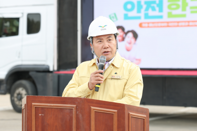  이권재 오산시장이 지난 30일 양산동 수도권제2순환도로 서오산톨게이트 진입로 일원에서 열린 현장훈련 종료 후 강평하ㄱ ㅗ있다. /사진제공=오산시