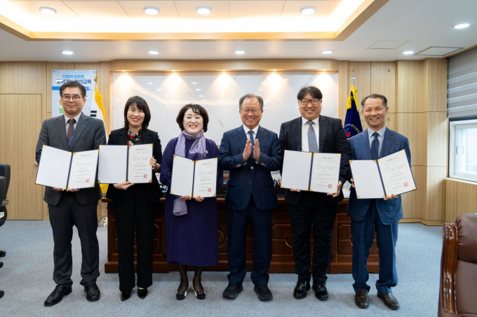 김석준 교육감(오른쪽 세 번째)이 (왼쪽부터)신동훈 장학관(에코4초), 박혜란 원장(에코8유), 안부희 원장(에코4유), 변정현 장학관(신연초), 김진기 교감(에코특수)에게 발령장을 수여하고 기념촬영을 하고 있다./사진=부산교육청