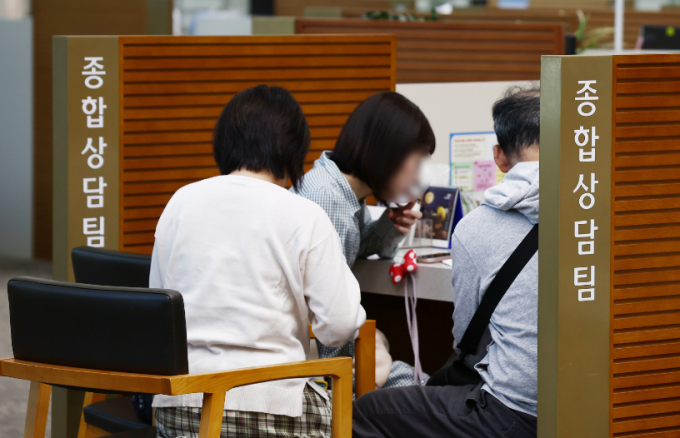 부동산 대출규제 강화 첫날인 16일 오전 서울 시내의 한 은행에서 시민들이 대출 상담을 받고 있다./사진=뉴스1