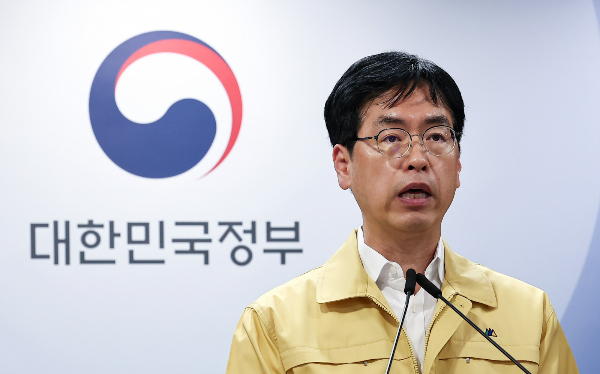 정부가 지난 9월 국가정보자원관리원(국정자원) 대전센터 화재로 중단된 정부 전상망 복구를 11월 셋째주까지 완료할 방침이다. 사진은 김민재 중앙재난안전대책본부 1차장(행정안전부 차관)이 31일 서울 종로구 정부서울청사에서 열린 국정지원 행정정보시스템 화재 관련 중대본 회의 결과 브리핑 하는 모습. /사진=뉴스1