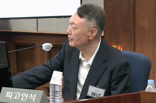 체포 방해 혐의 재판에 출석한 윤석열 전 대통령이 김건희 여사를 '여사' 호칭 없이 지칭하는 특검팀에게 날카로운 반응을 보였다. 사진은 윤석열 전 대통령이 지난달 26일 서울 서초구 서울중앙지방법원에서 열린 윤석열 전 대통령에 대한 '특수공무 집행 방해, 직권남용 권리행사 방해 혐의' 재판에서 발언하는 모습. /사진=뉴시스(서울중앙지방법원 제공 영상 캡처)
