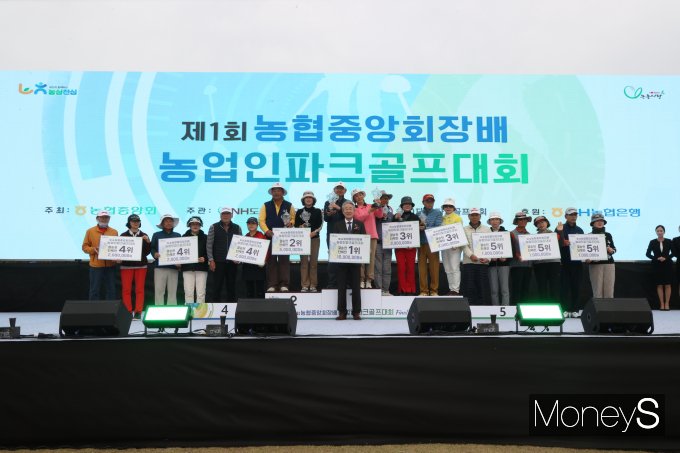 전남 화순파크골프장에서 지난29일부터 30일까지 열린 '제1회 농협중앙회장배 농업인 파크골프대회' 수상자들이 강호동 농협중앙회장과 기념사진을 찍고 있다/사진=농협전남본부 제공. 