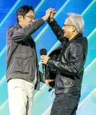 젠슨 황 엔비디아 최고경영자(CEO)가 30일 서울 강남구 코엑스에서 열린 엔비디아 지포스 게이머 페스티벌에서 이재용 삼성전자 회장과 포옹을 하고 있다. / 사진=공동취재 /사진=(서울=뉴스1) 김진환 기자