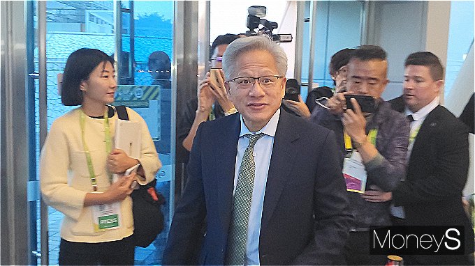 31일 기자 간담회장에 들어오고 있는 젠슨 황 엔비디아 CEO. /사진=지선우 기자