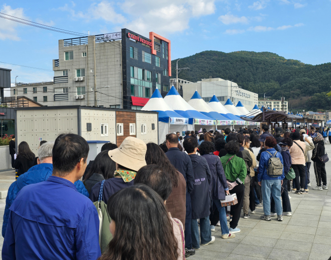 31일 경남 거제에서 개막한 '경남음식문화축제'에서 관람객들이 줄을 서며 대기하고 있는 모습./사진=경남도