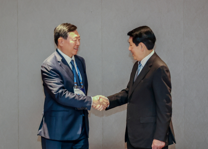 롯데그룹은 신동빈 회장이 28일부터 31일까지 진행되는 APEC CEO 서밋에 참석해 세계 각국의 리더들을 만나 현지 사업 협력 방안 등을 심도 있게 논의했다고 31일 밝혔다. 30일 신 회장이 르엉 끄엉 베트남 국가주석과 만나 인사를 나누고 있다. /사진=롯데