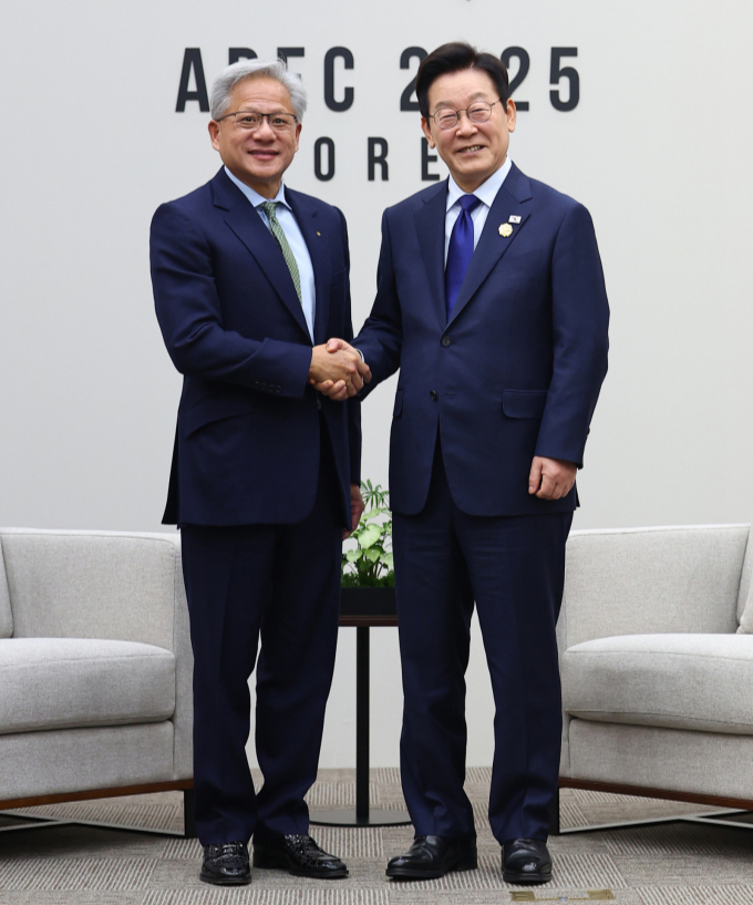 이재명 대통령(오른쪽)과 젠슨 황 엔비디아 최고경영자(CEO)가 31일 APEC 정상회의 장소인 경북 경주화백컨벤션센터(HICO)에서 면담 하기 전 악수하고 있다. /사진=대통령실통신사진기자단